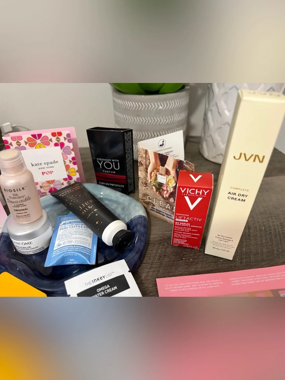 Assorted Women’s Makeup & Skincare Sample Kit - Mixed Colors